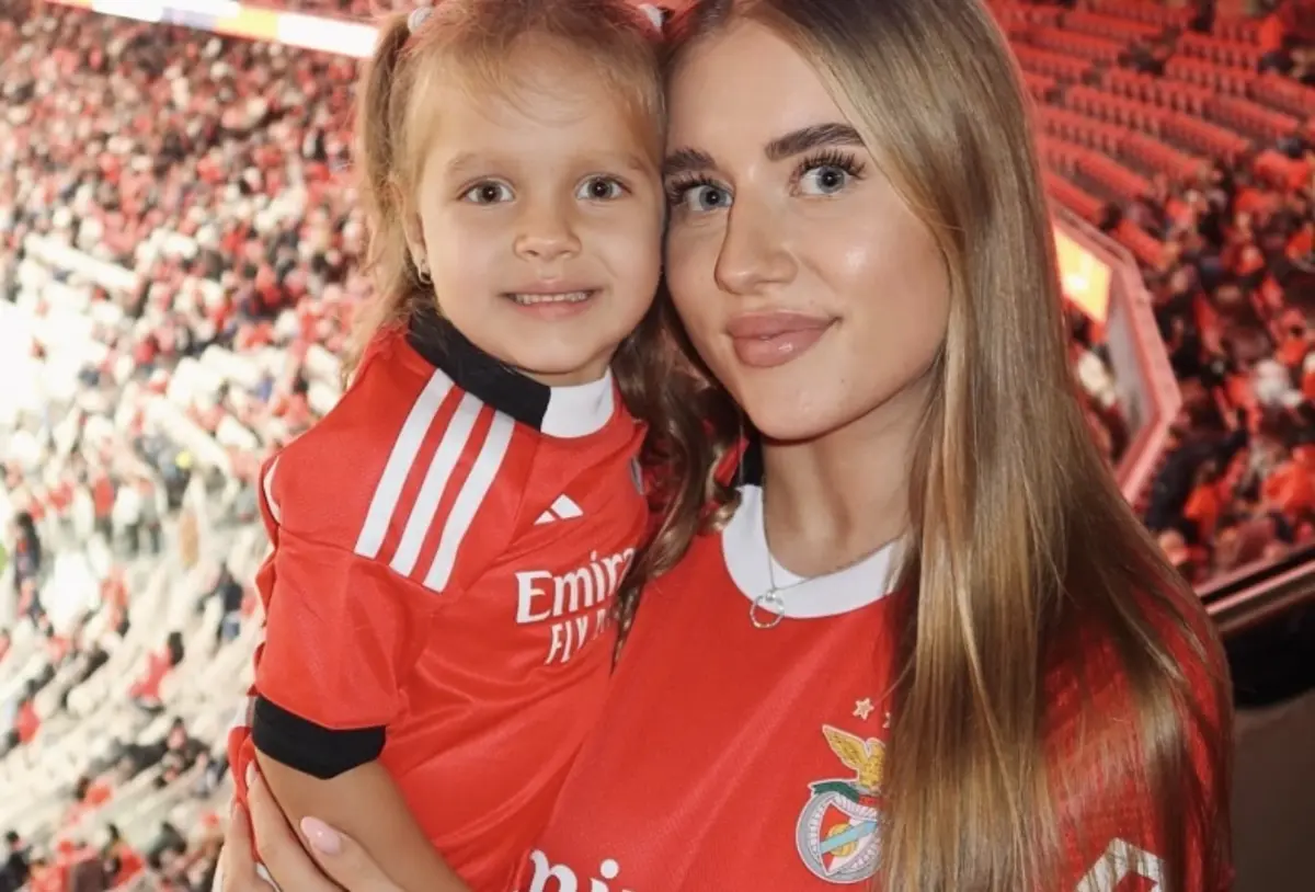 Liza Sudakova e a filha Milanka vestidas a rigor para apoiar Georgiy Sudakov