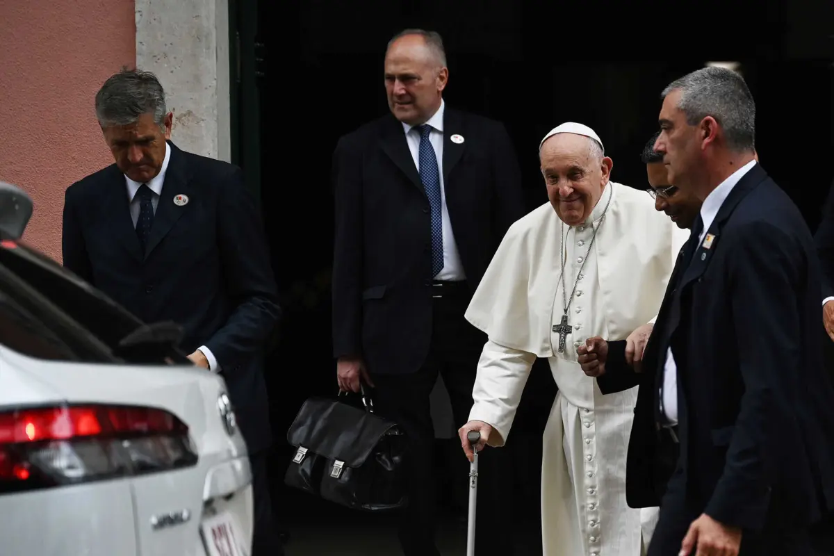 Secretário do Papa (o segundo homem a contar da esquerda) segura na famosa mala preta de Francisco