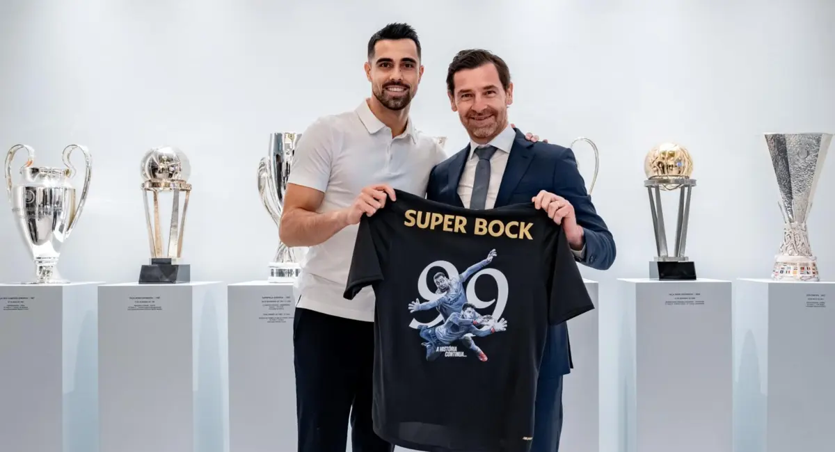 Diogo Costa e André Villas-Boas formalizaram a renovação de contrato