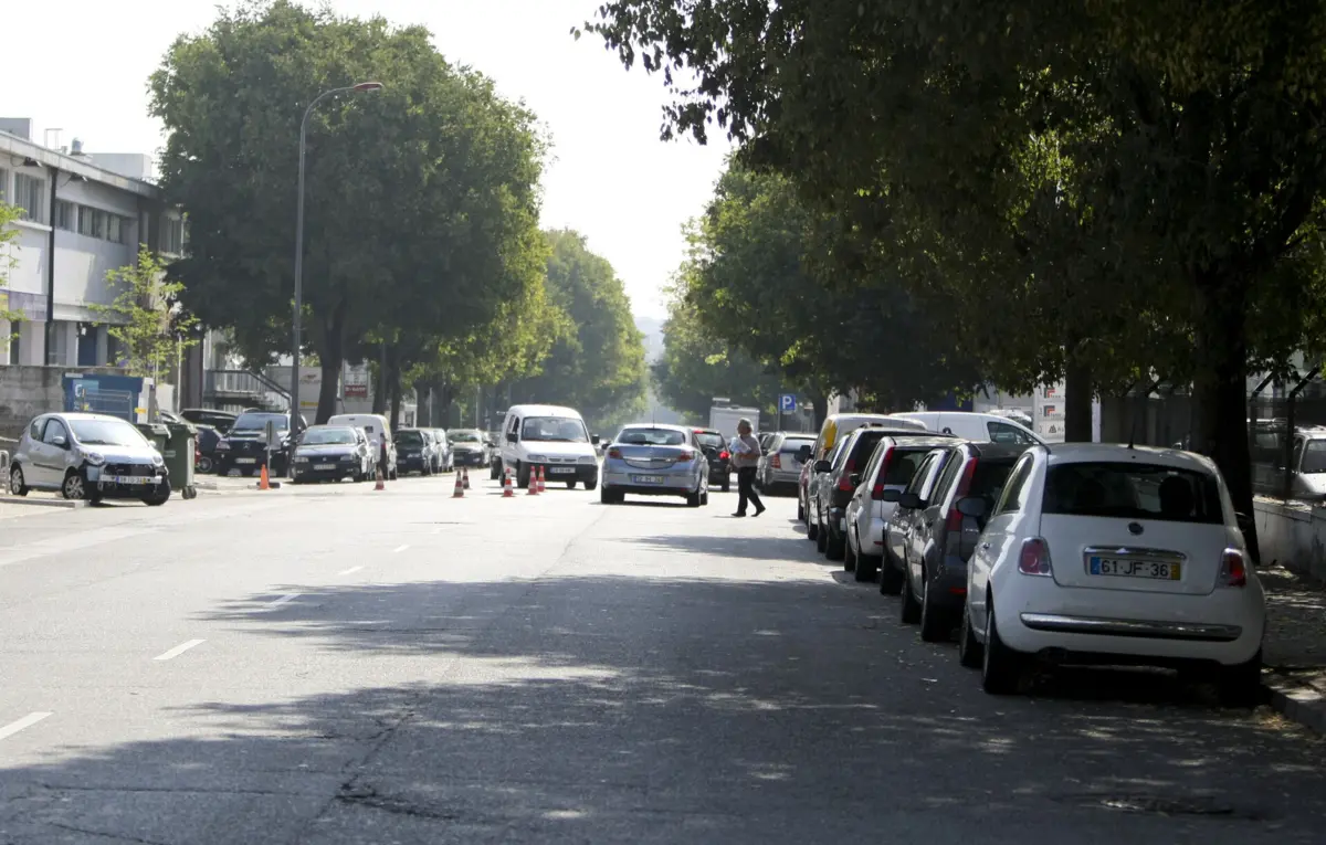 Mulher teve de levantar dinheiro num multibanco da Rua de Manuel Pinto de Azevedo, no Porto