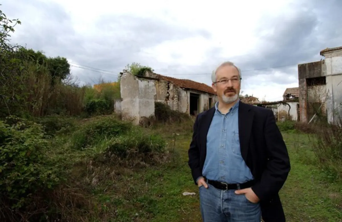 O então presidente da Secção Regional de Coimbra da Ordem dos Médicos, José Manuel Silva, junto aos terrenos onde queriam construir a Aldeia do Médico