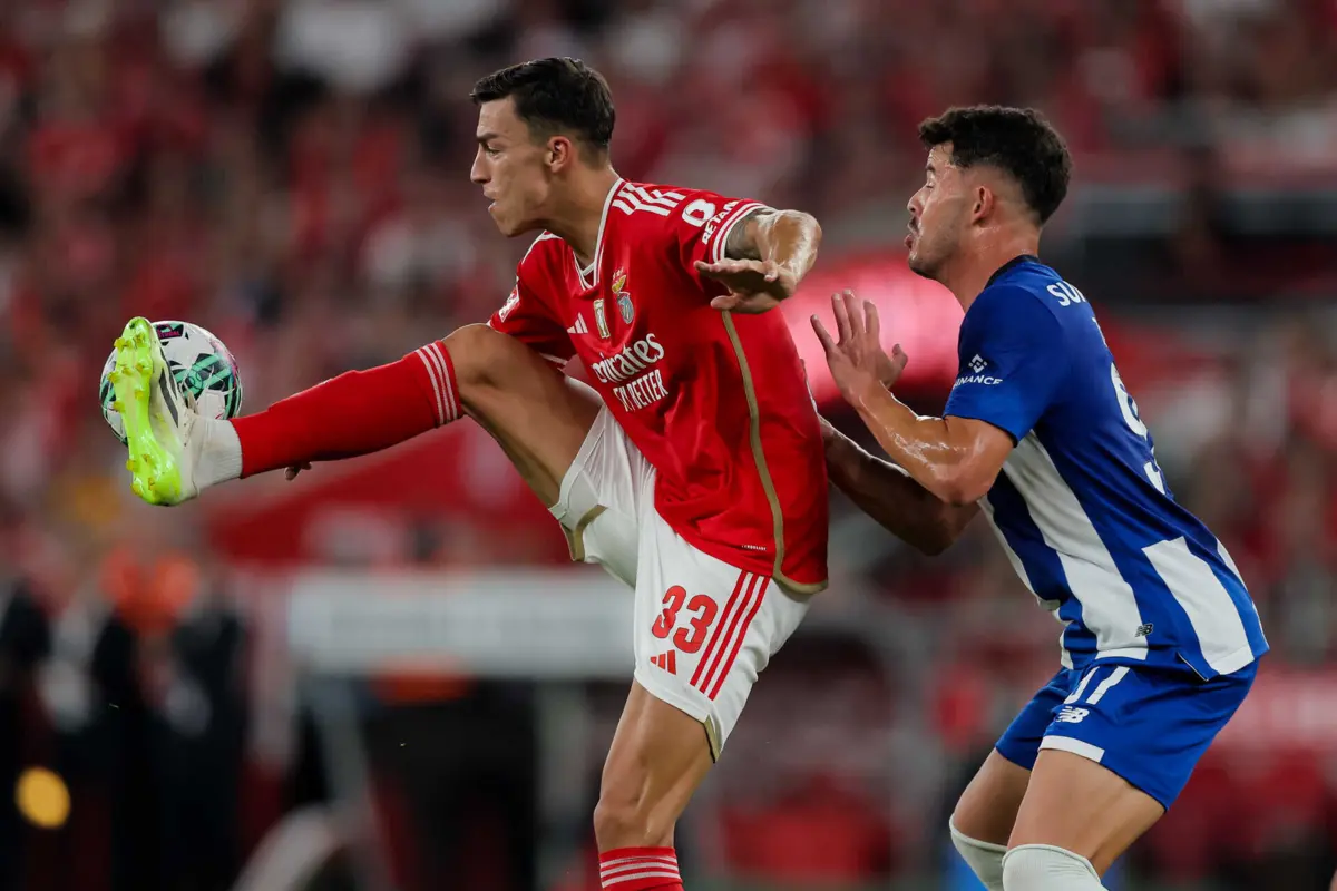 Zé Pedro na marcação a Musa, no clássico entre Benfica e F. C. Porto