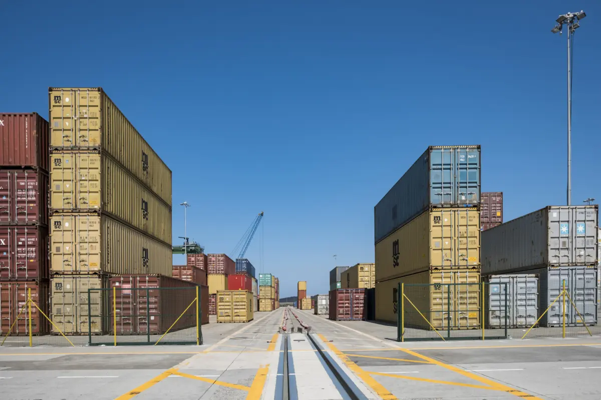 Funcionários da Autoridade Tributária selecionam contentores que devem ser fiscalizados