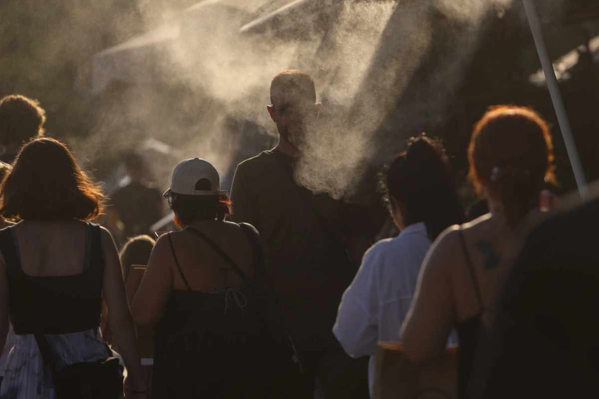 Turistas no centro de Atenas