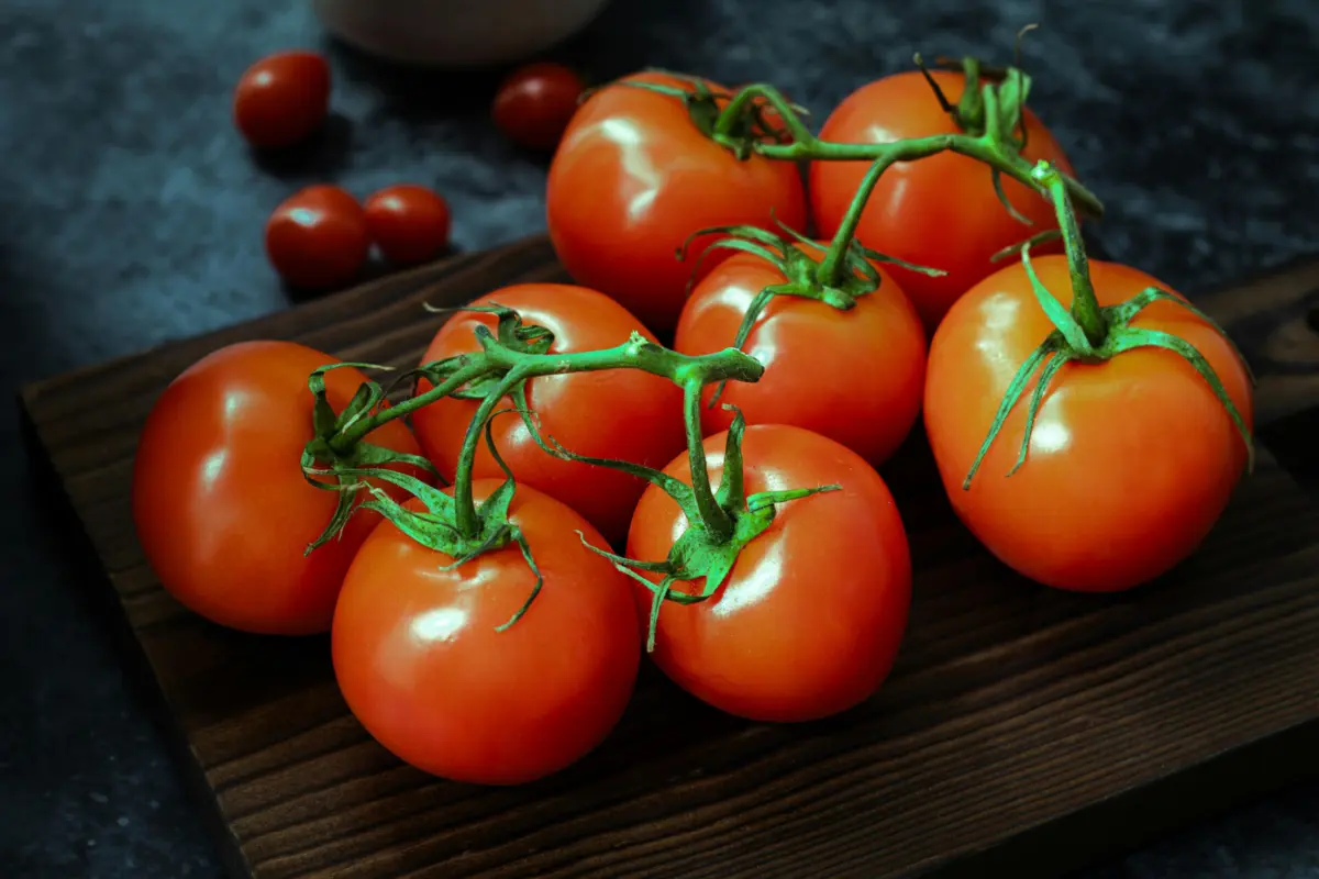 Quando editaram estes genes na planta do tomate, os investigadores descobriram que podiam cultivar tomates com mais lóculos: quanto mais numerosos os lóculos, maior o tomate