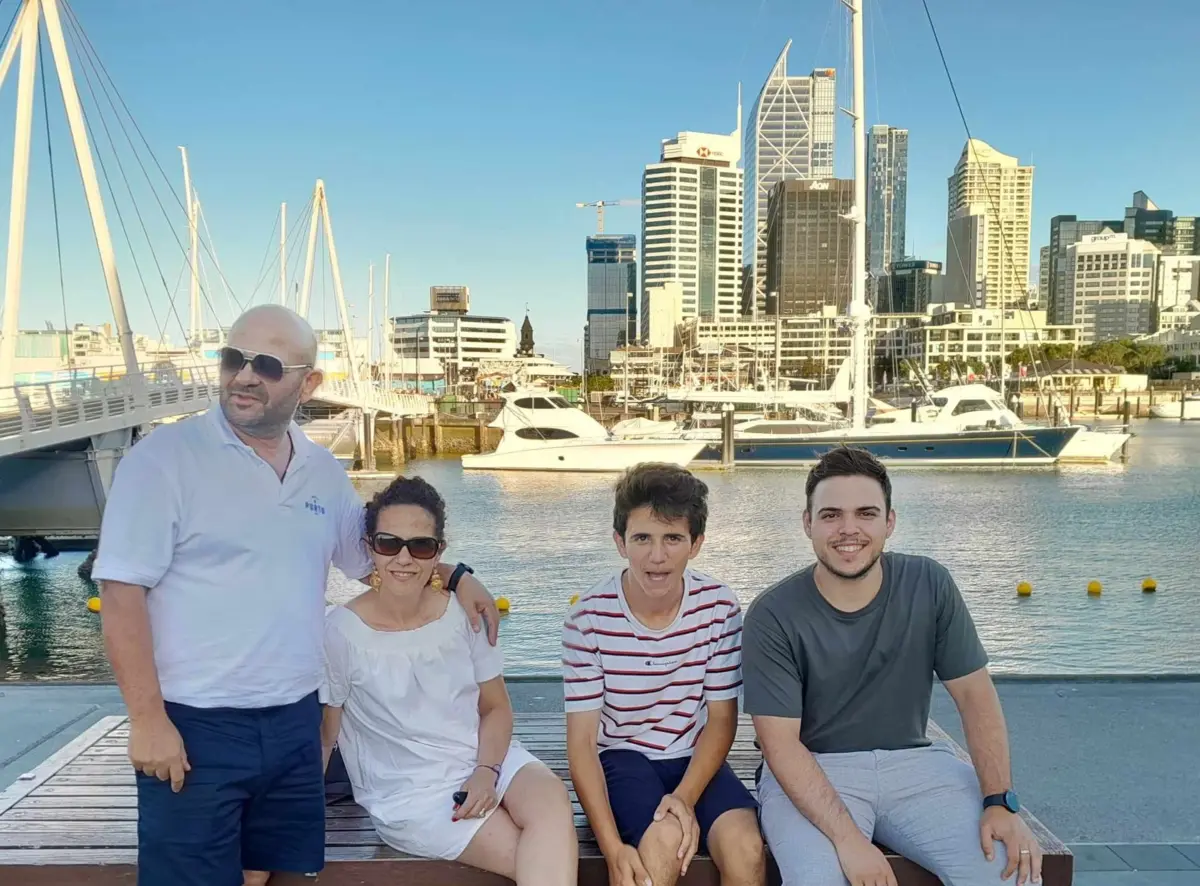 Cláudia Almeida, com o marido e os dois filhos, em Auckland