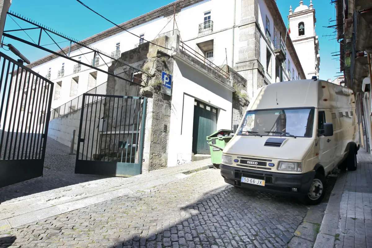 O JN noticiou vários adiamentos de julgamentos devido à falta de transporte para arguidos na cadeia