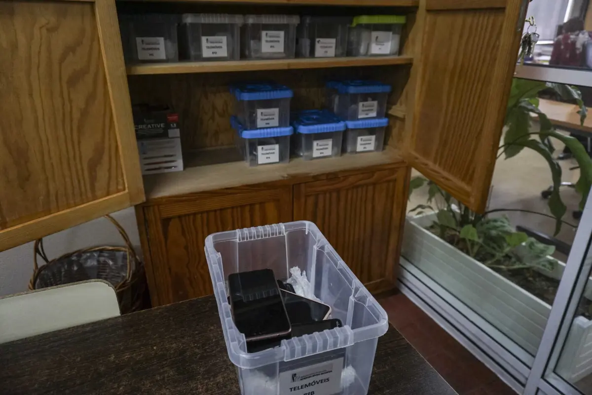 Imagem de contexto do artigo BE propõe limitar smartphones nos intervalos para alguns alunos