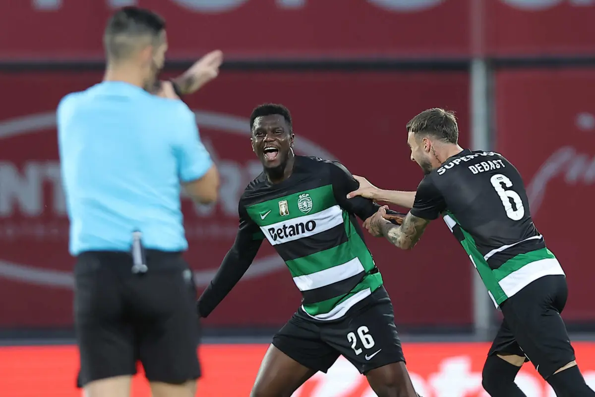 Diomande festeja o primeiro golo do Sporting, na Vila das Aves