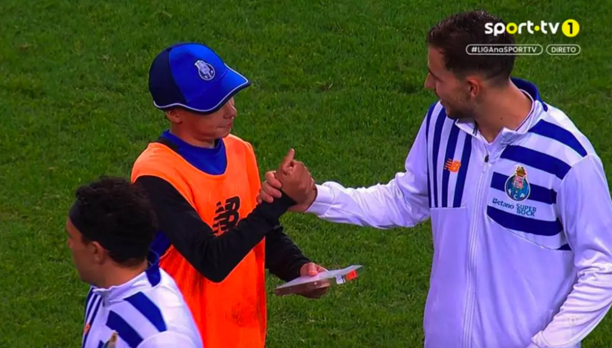 Nico González entregou o prémio de melhor em campo a um apanha-bolas