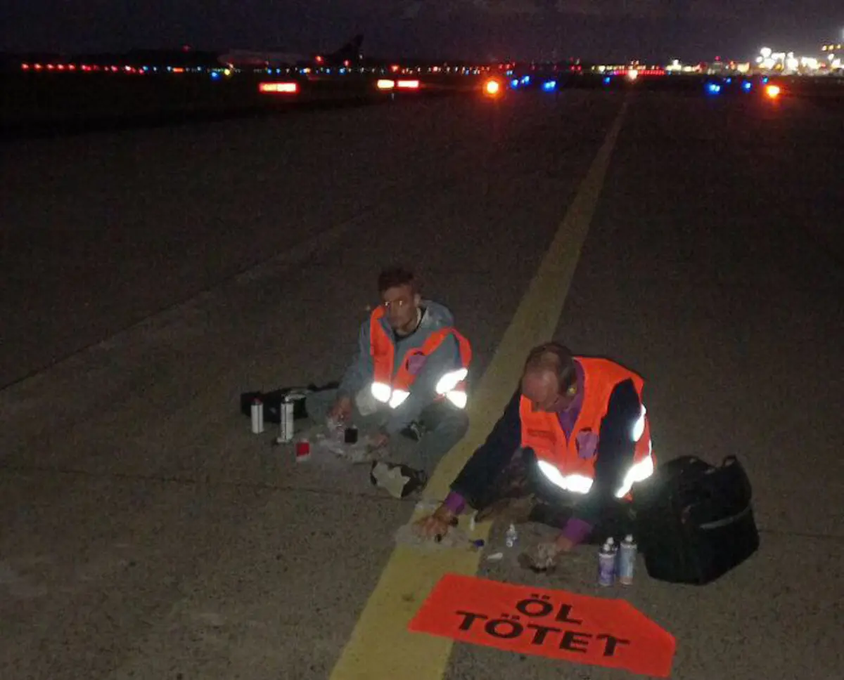 Ativistas na pista do aeroporto alemão de Colónia