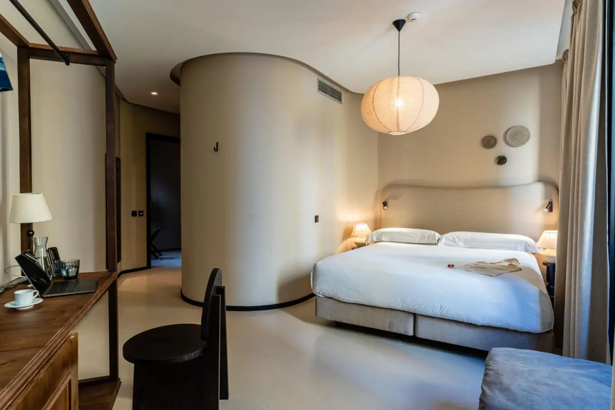 O boutique hotel Casa Teva tem 14 quartos de diferentes tipologias. Na imagem, um deluxe superior.