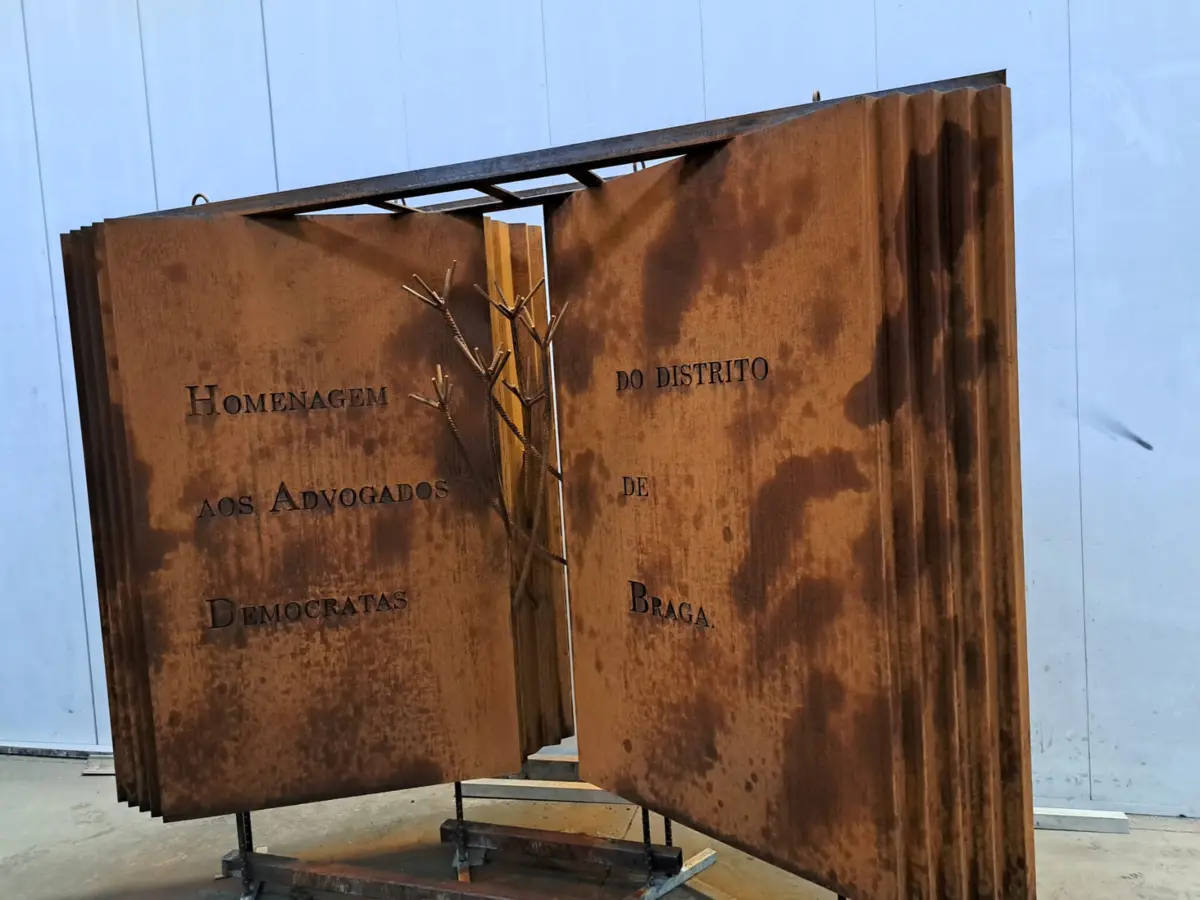 Escultura tem os nomes de meia centena de advogados