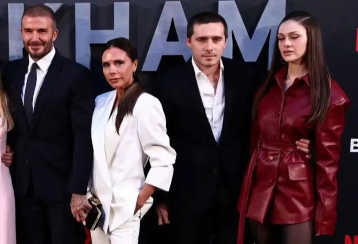 Victoria Beckham com o marido David (à esquerda) e o filho mais velho Brooklyn, e que fez as denúncias contra a família, e a mullher dele, Nicola Peltz (à direita)