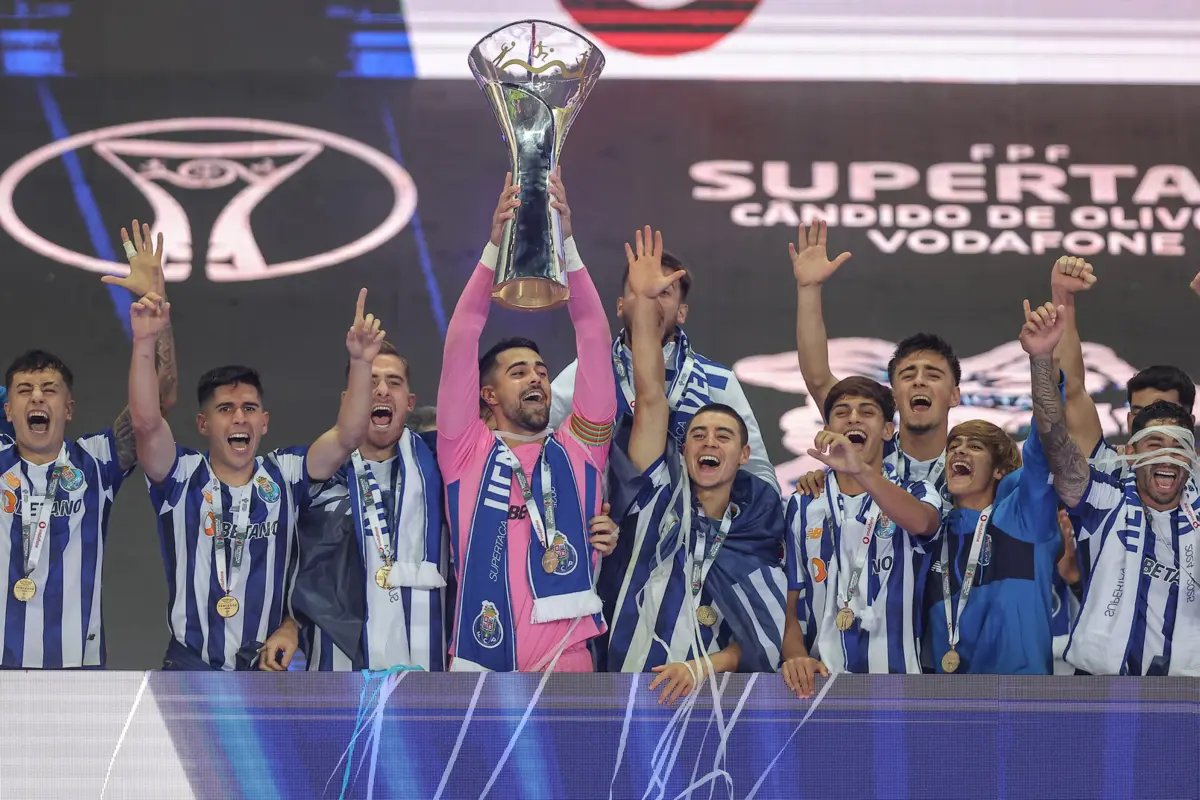 Galeno bisou e ressuscitou os dragões, sendo eleito o homem do jogo