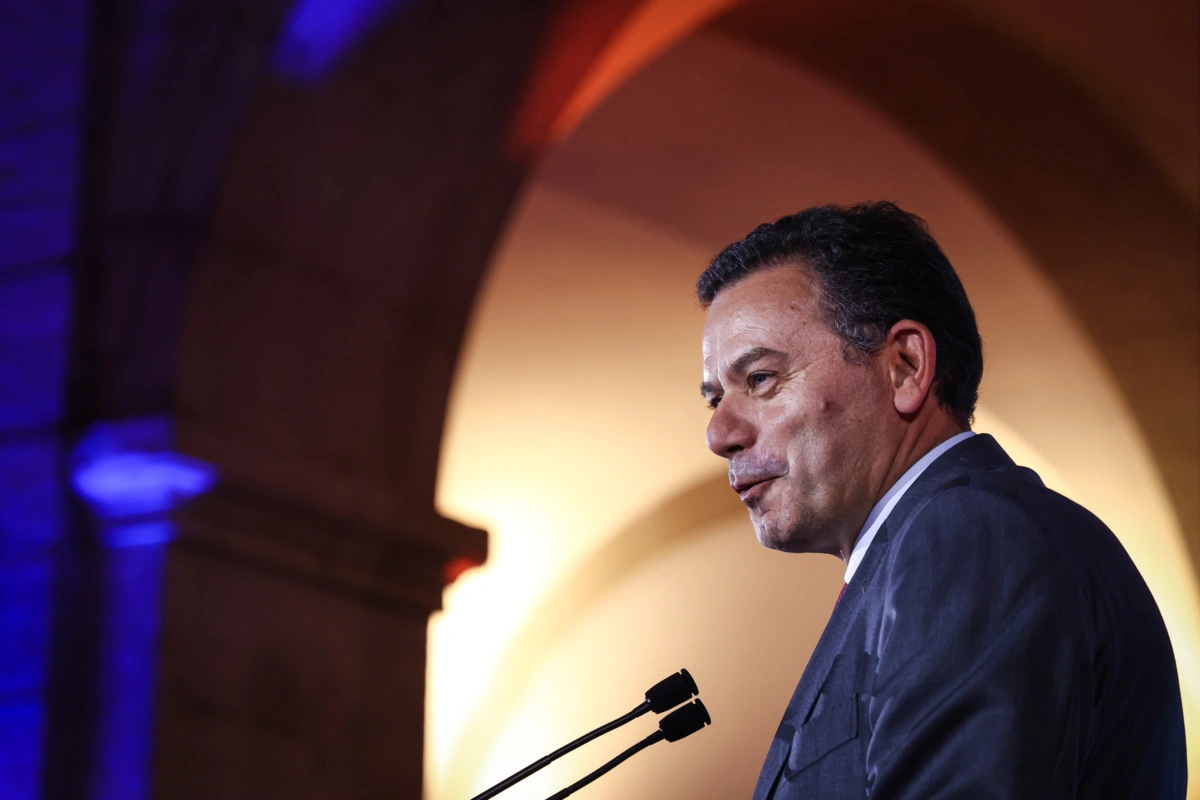 "O caminho não se faz cortando nem assistência, nem meios alocados para as unidades de saúde", diz Luís Montenegro