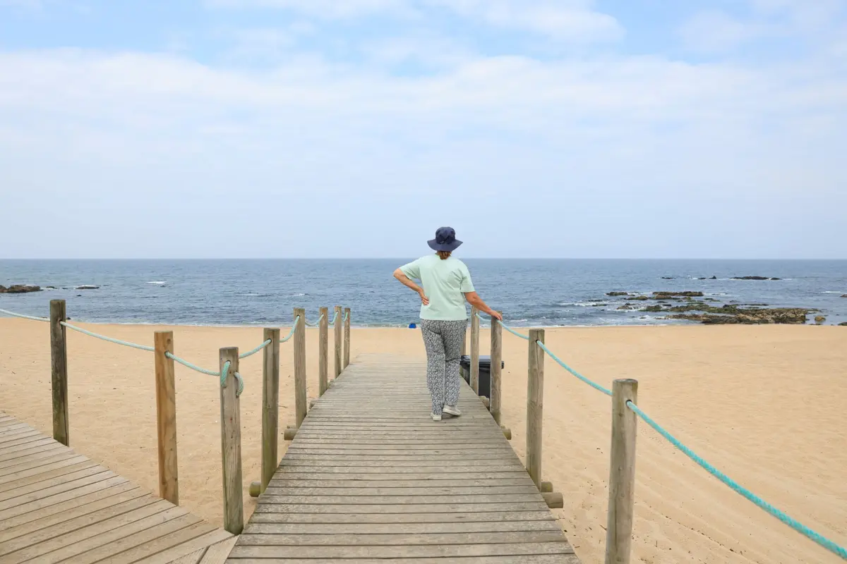 A praia de Miramar atrai muitos pelo sol, pela areia e pelas esplanadas.