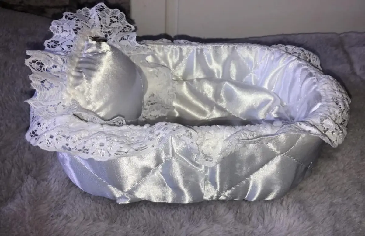 A empresa de Amie Upton fornece roupas de bebé, alcofas, fotografias e outros serviços funerários