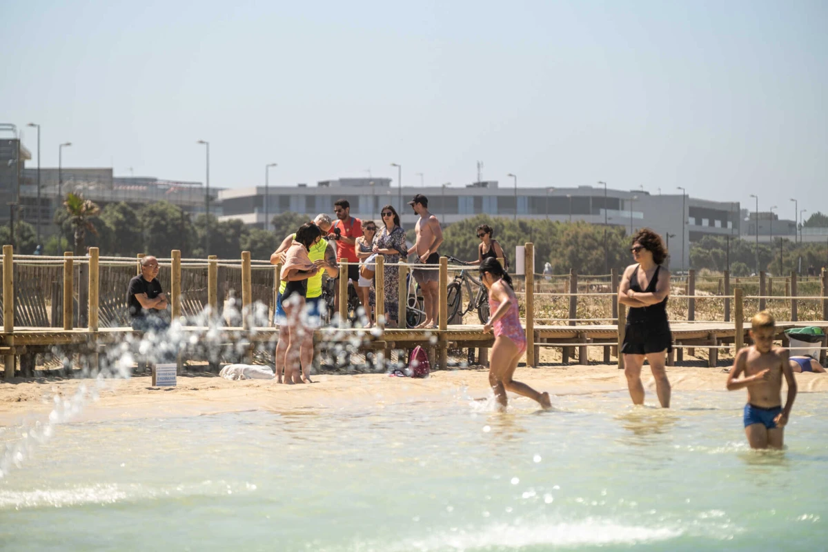 Piscina de aÌgua quente na praia de Canidelo