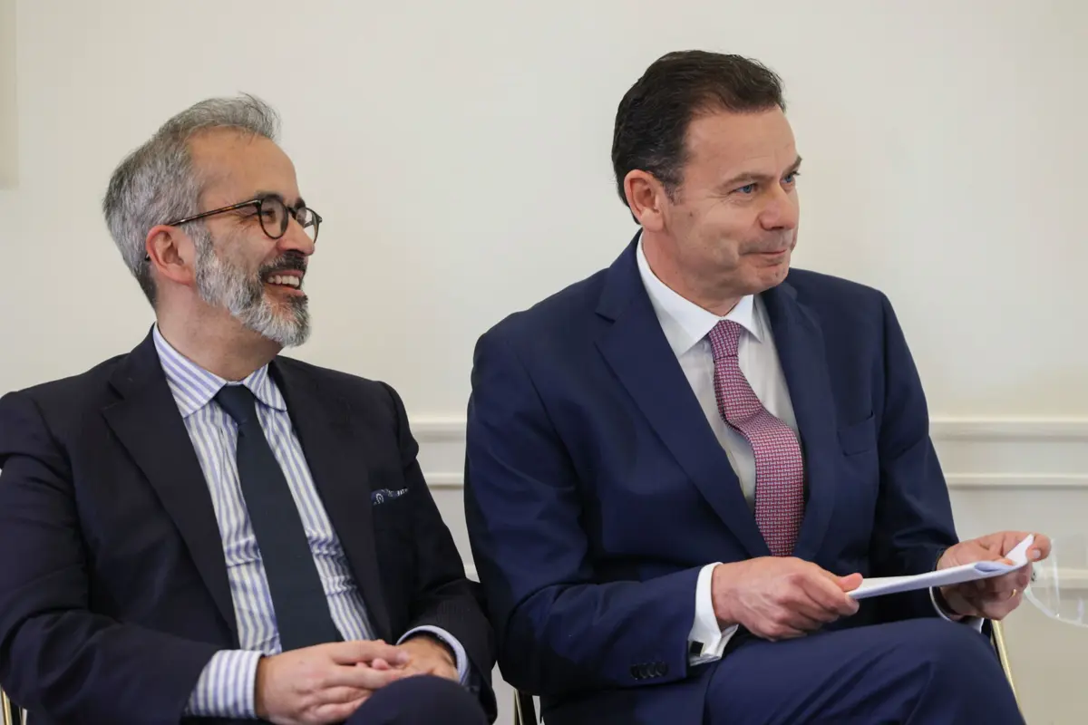 O primeiro-ministro, Luís Montenegro (D) e o ministro de Estado e Negócios Estrangeiros, Paulo Rangel (E)