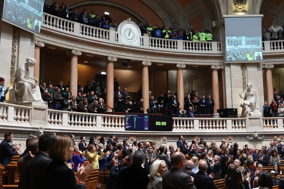 Dezenas de autarcas rumaram à Assembleia da República para assistir ao plenário histórico