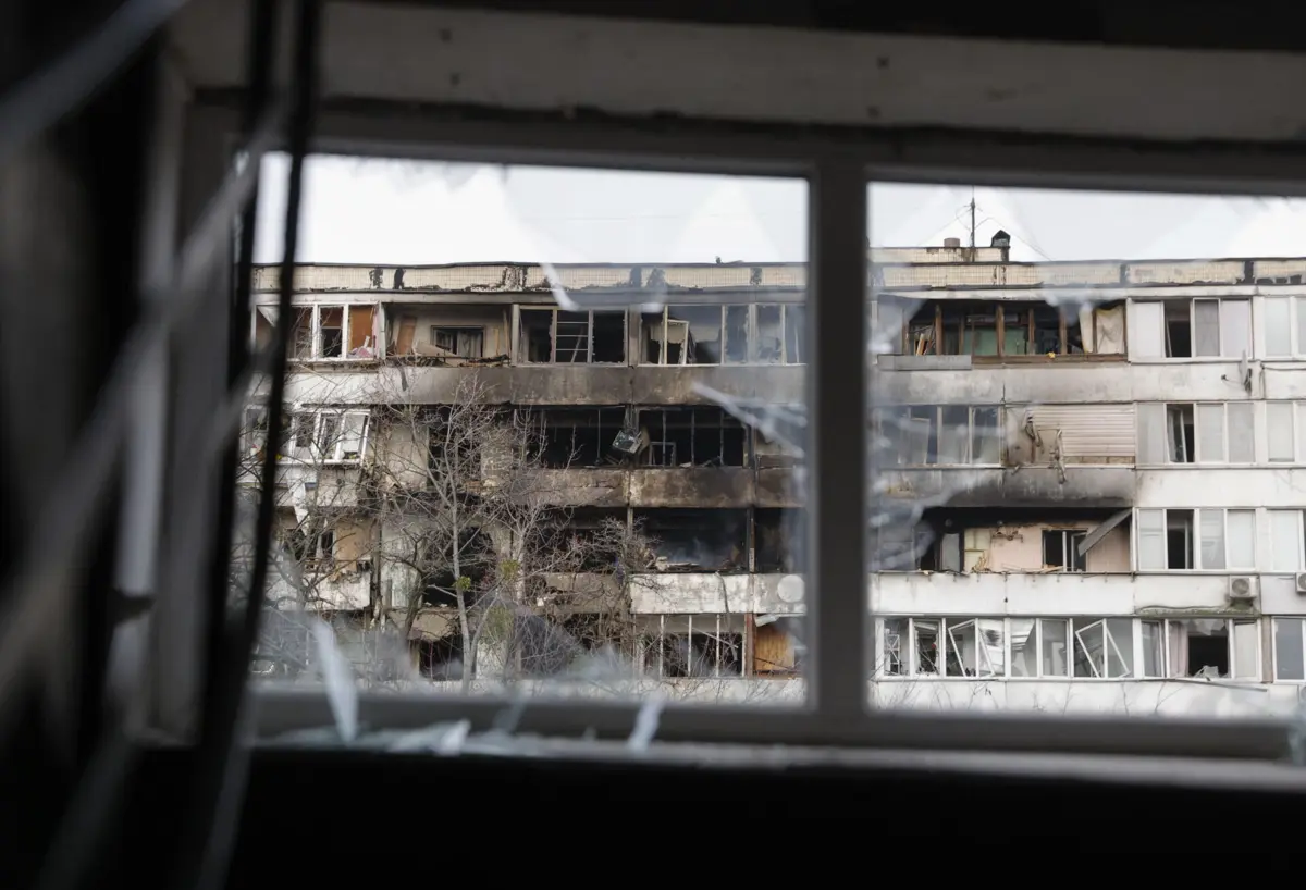 Bombardeamento causou duas mortes num prédio de nove andares na área de Dnipro, em Kiev