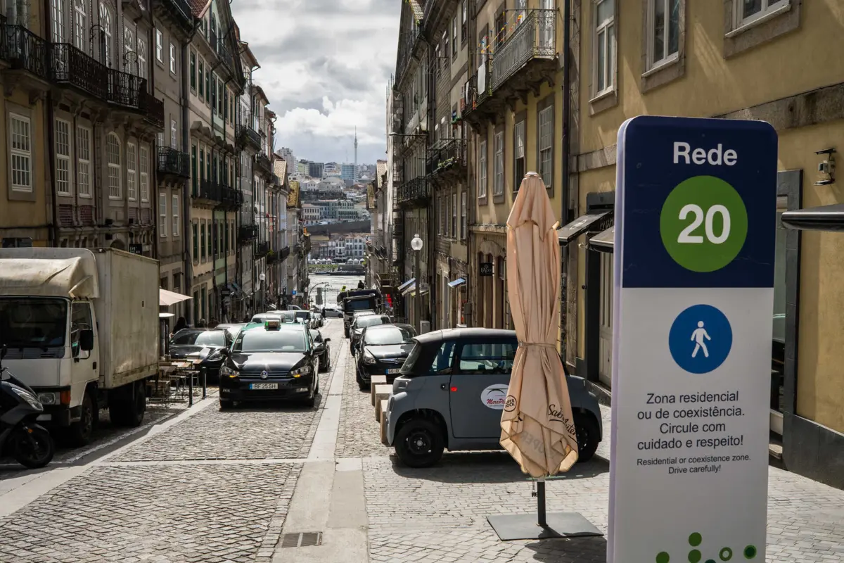 Carros estacionados ao longo da rua, apesar de ser proibido, conforme referiu a Câmara do Porto