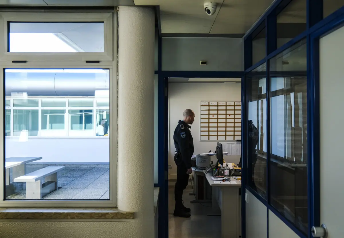 Imagem de contexto do artigo Videovigilância dúbia e falta de polícias mulheres: irregularidades no espaço para estrangeiros do aeroporto de Lisboa