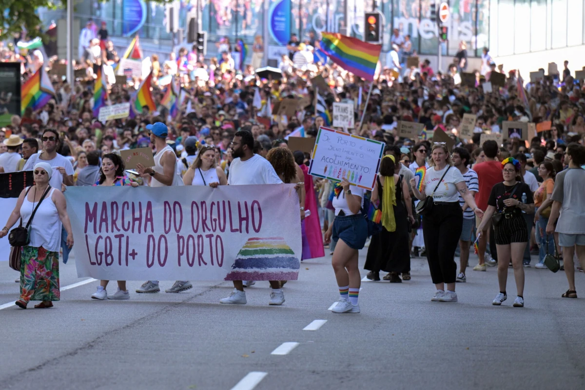 Imagem de contexto do artigo Milhares afirmam orgulho LGBTI+ em marcha que coloriu centro do Porto