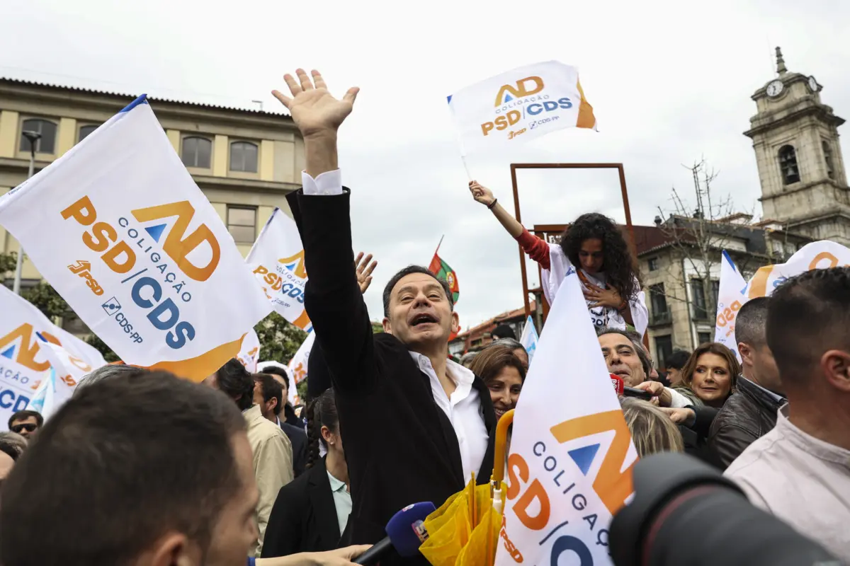 Luís Montenegro esteve este sábado a realizar uma arruada em Guimarães