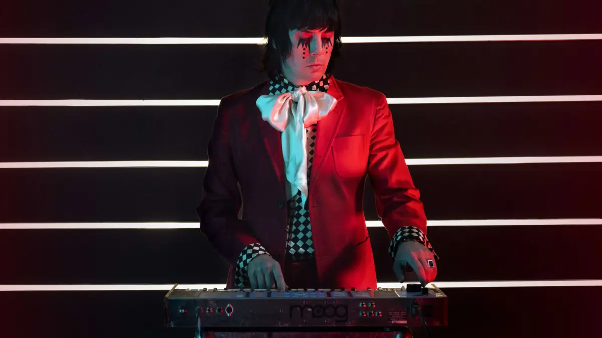 Johnny Jewel: um cometa multicolor sem paralelo na eletrónica atual.