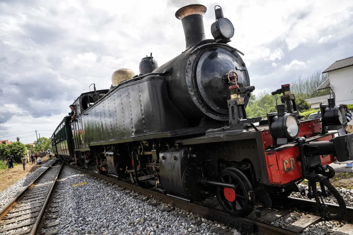 Comboio Histórico do Vouga é tracionado pela locomotiva diesel CP 9004