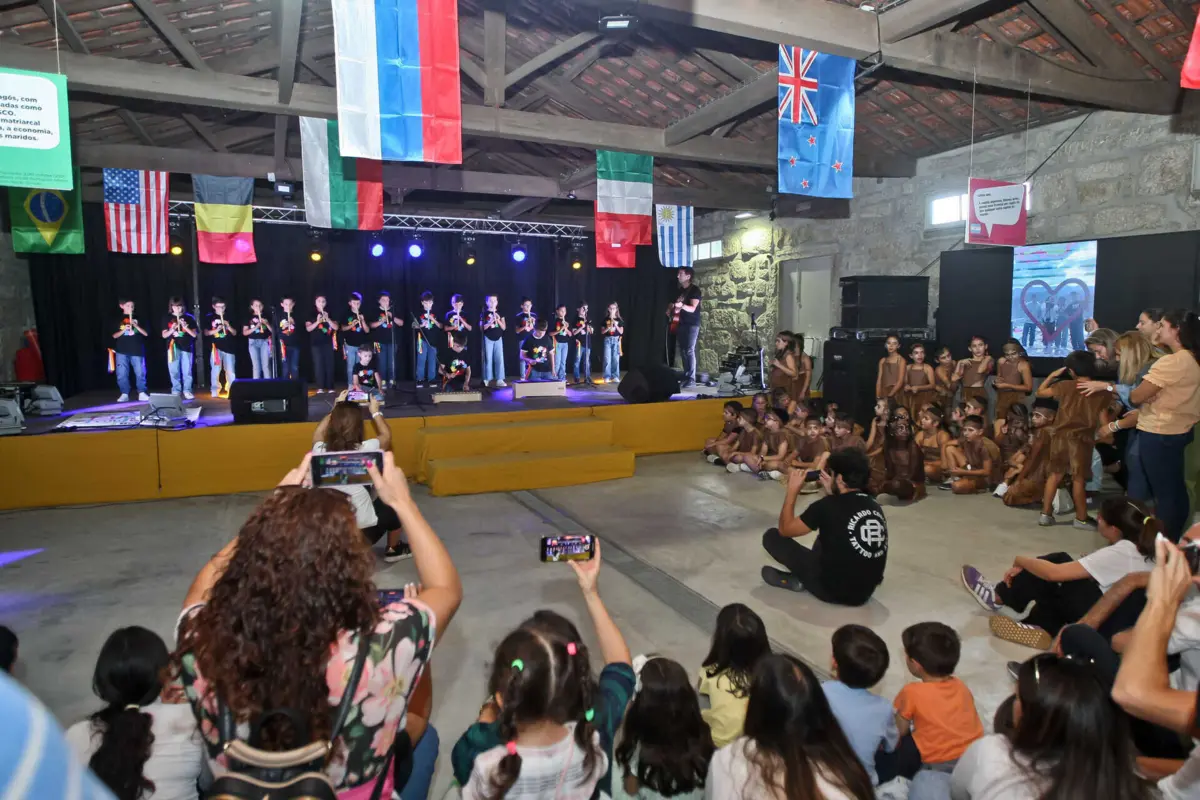 Ao longo da tarde e noite, houve música, dança e partilha de tradições e de cultura