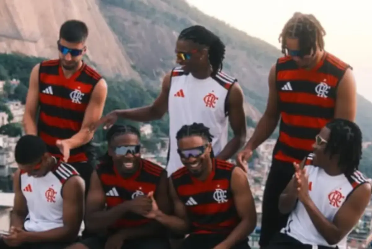 Imagem de contexto do artigo Gonçalo Inácio visita o Brasil e posa com a camisola do Flamengo