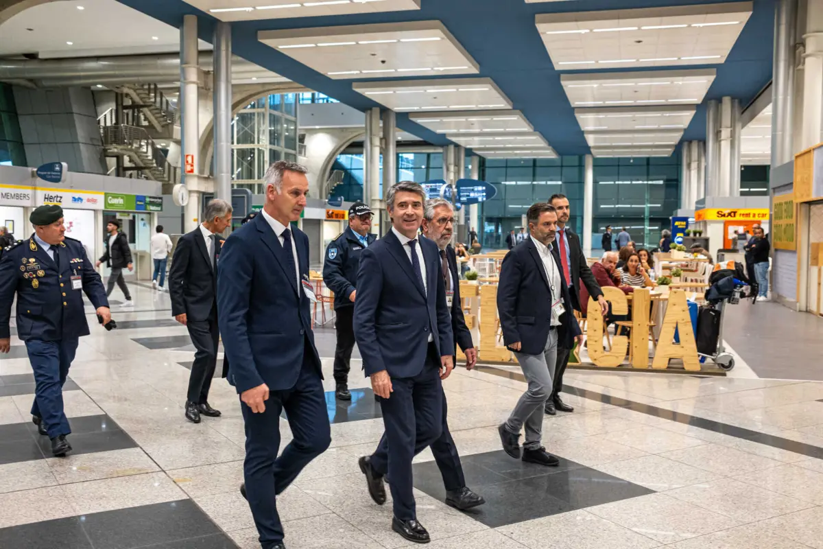 O ministro da Administração Interna, José Luís Carneiro, na visita ao Aeroporto Francisco Sá Carneiro