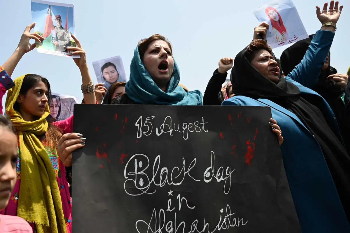 "15 de agosto, dia negro no Afeganistão" lê-se num cartaz de protesto contra o regime talibã