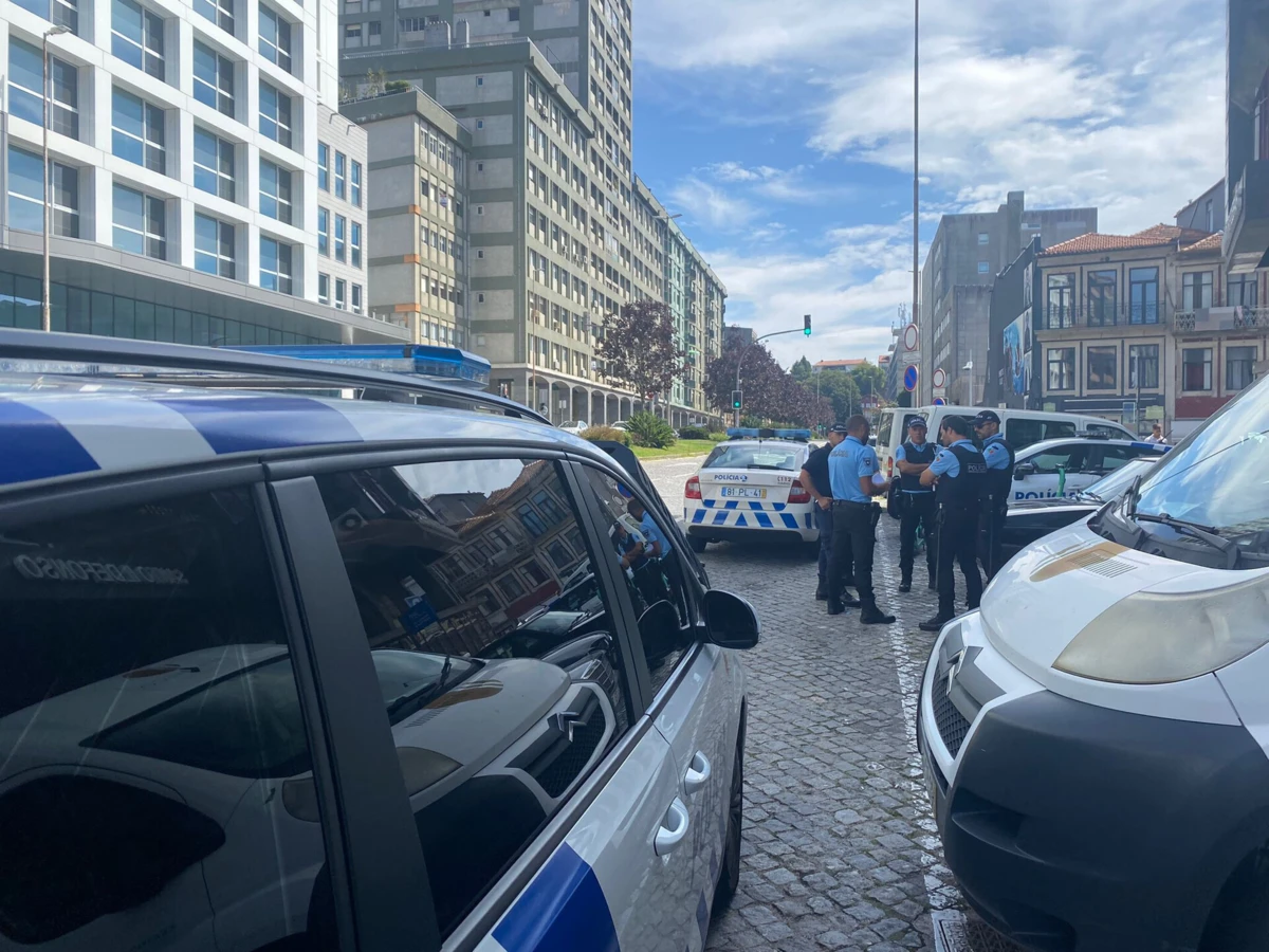 Aparato policial esta quinta-feira na baixa do Porto