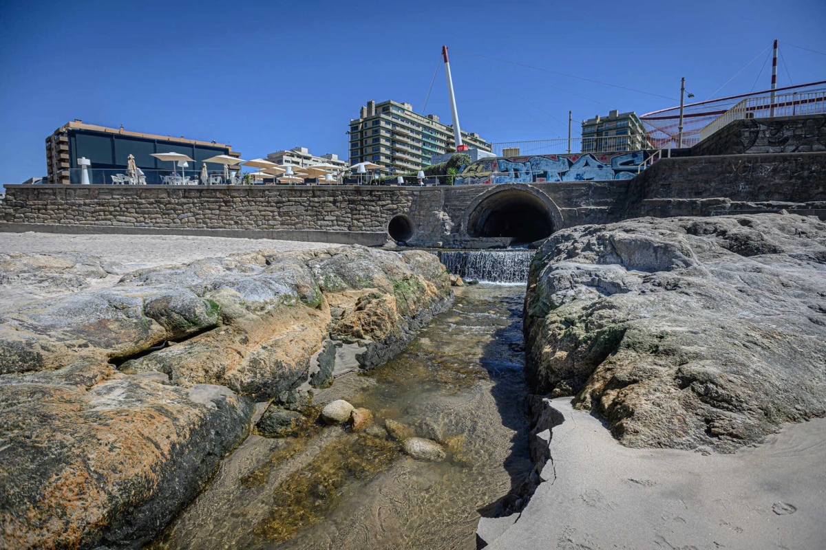 Ribeira da Riguinha é um problema para a água do mar na praia de Matosinhos