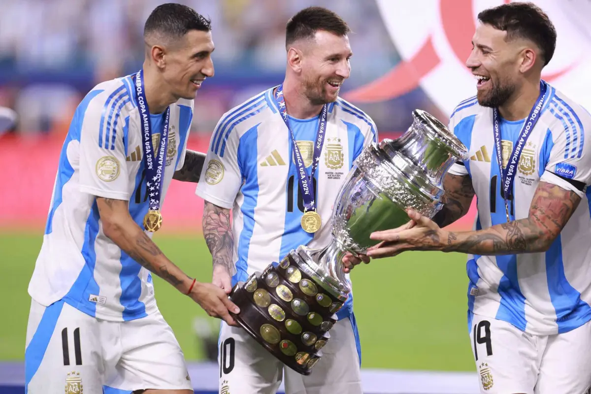 Di María e Otamendi celebram a conquista com Messi