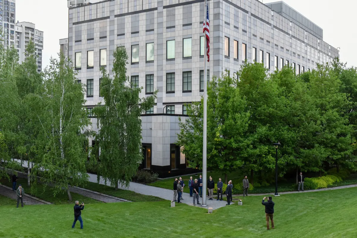 As embaixadas dos Estados Unidos, Espanha, Itália e Grécia encerraram hoje ao público depois de a representação norte-americana ter alertado para a possibilidade de um ataque