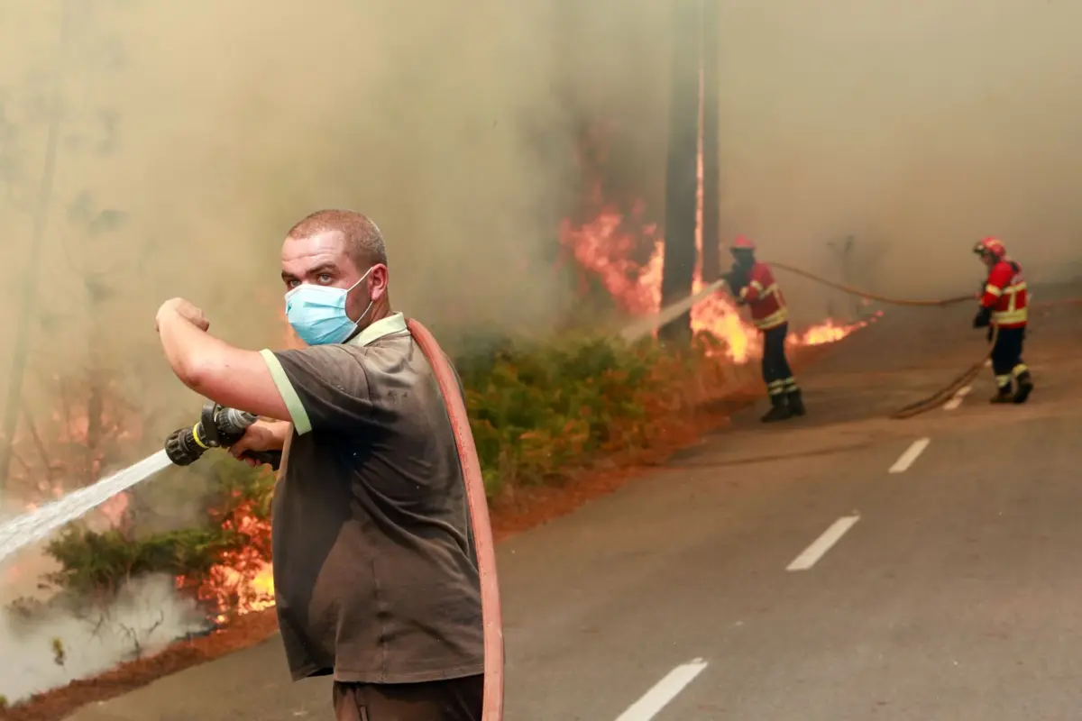Populares ajudam bombeiros no combate às chamas