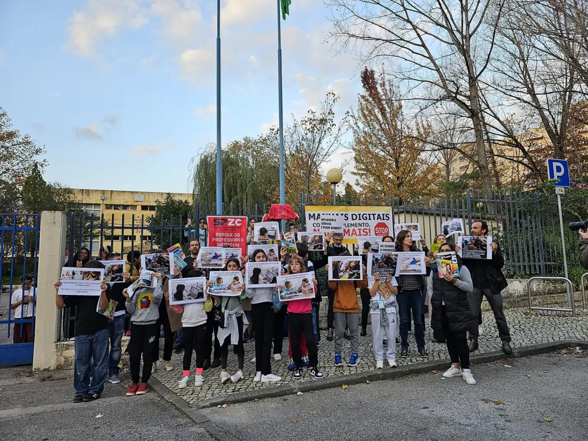Protesto juntou cerca de 30 pessoas em Coimbra