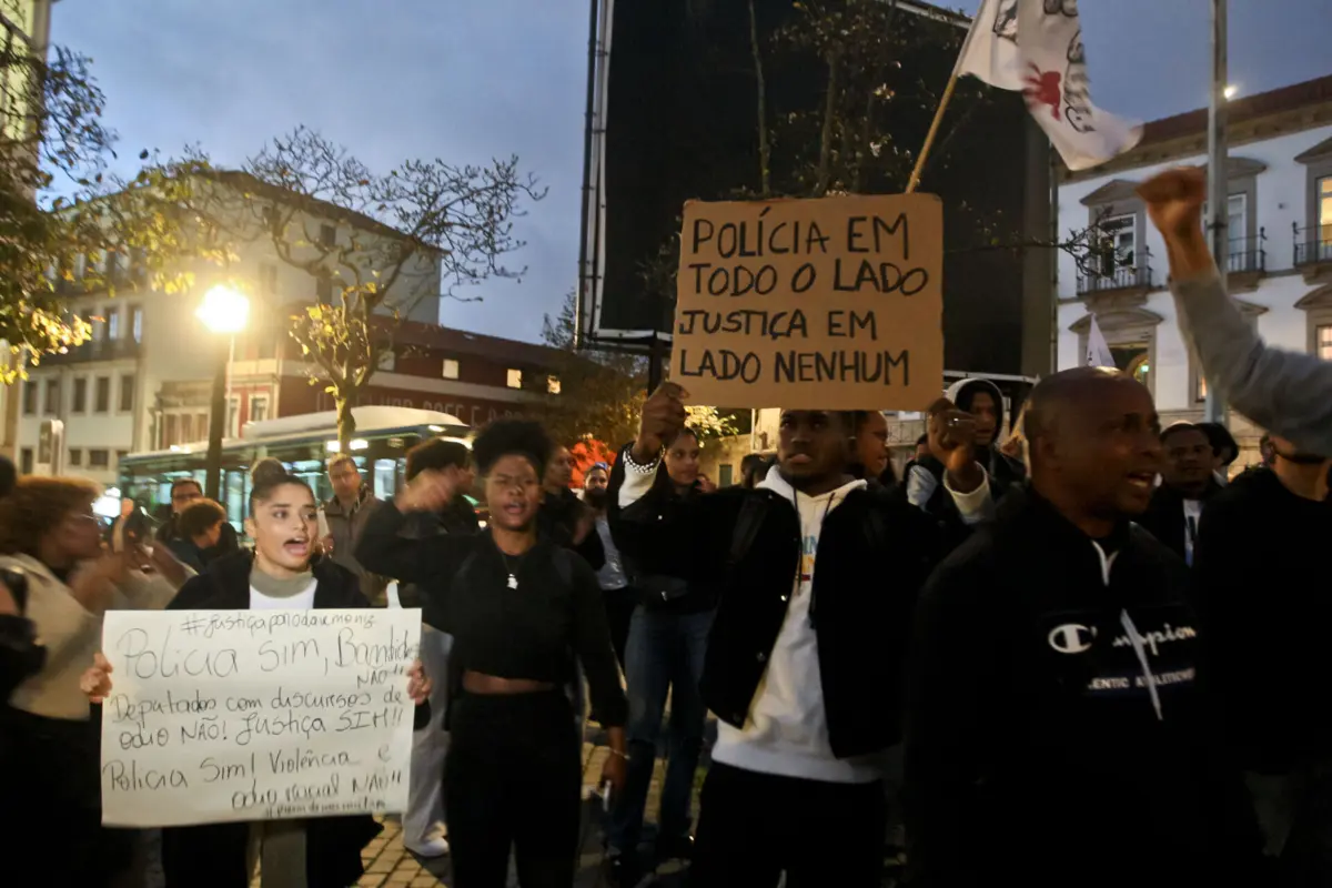 Protesto contra a violência policial e em homenagem a Odair Moniz juntou cerca de 200 pessoas