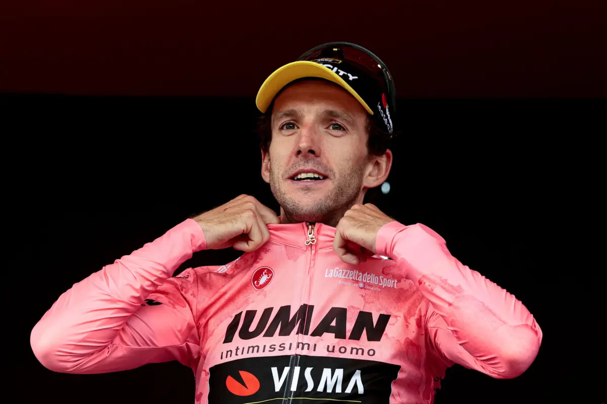 Simon Yates passa a vestir de rosa