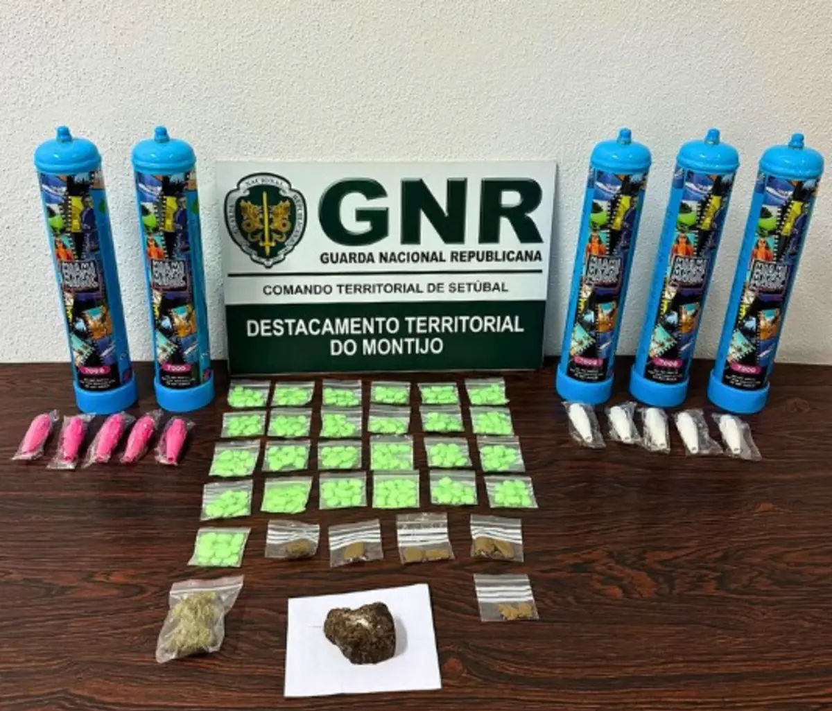 Militares da GNR apreenderam droga e garrafas de óxido nitroso
