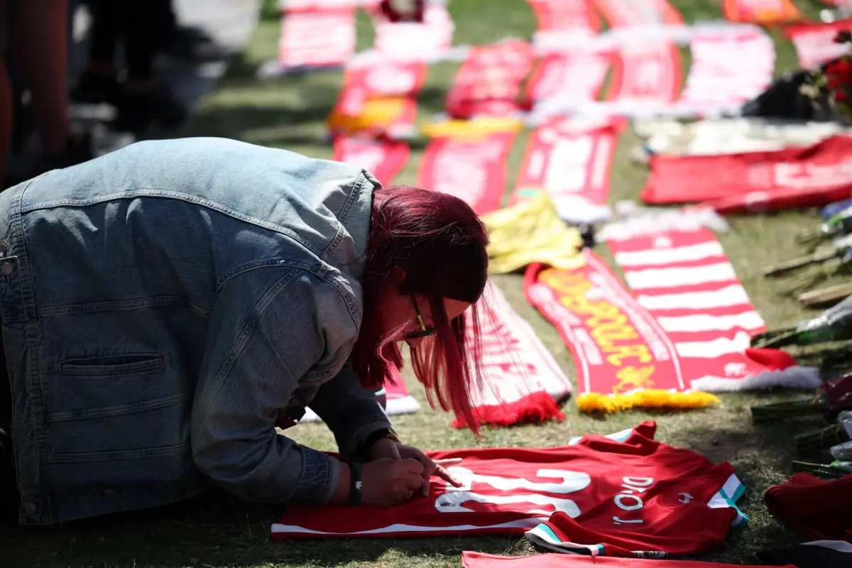 Imagem de contexto do artigo Flores por Diogo Jota: bastião do Liverpool presta tributo ao português