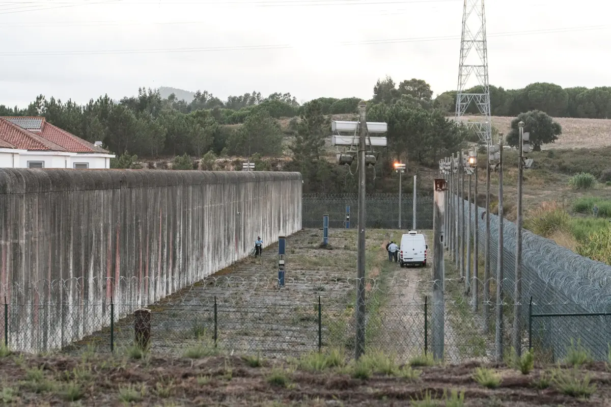 Cinco reclusos perigosos fugiram no sábado de manhã e ainda se encontram a monte