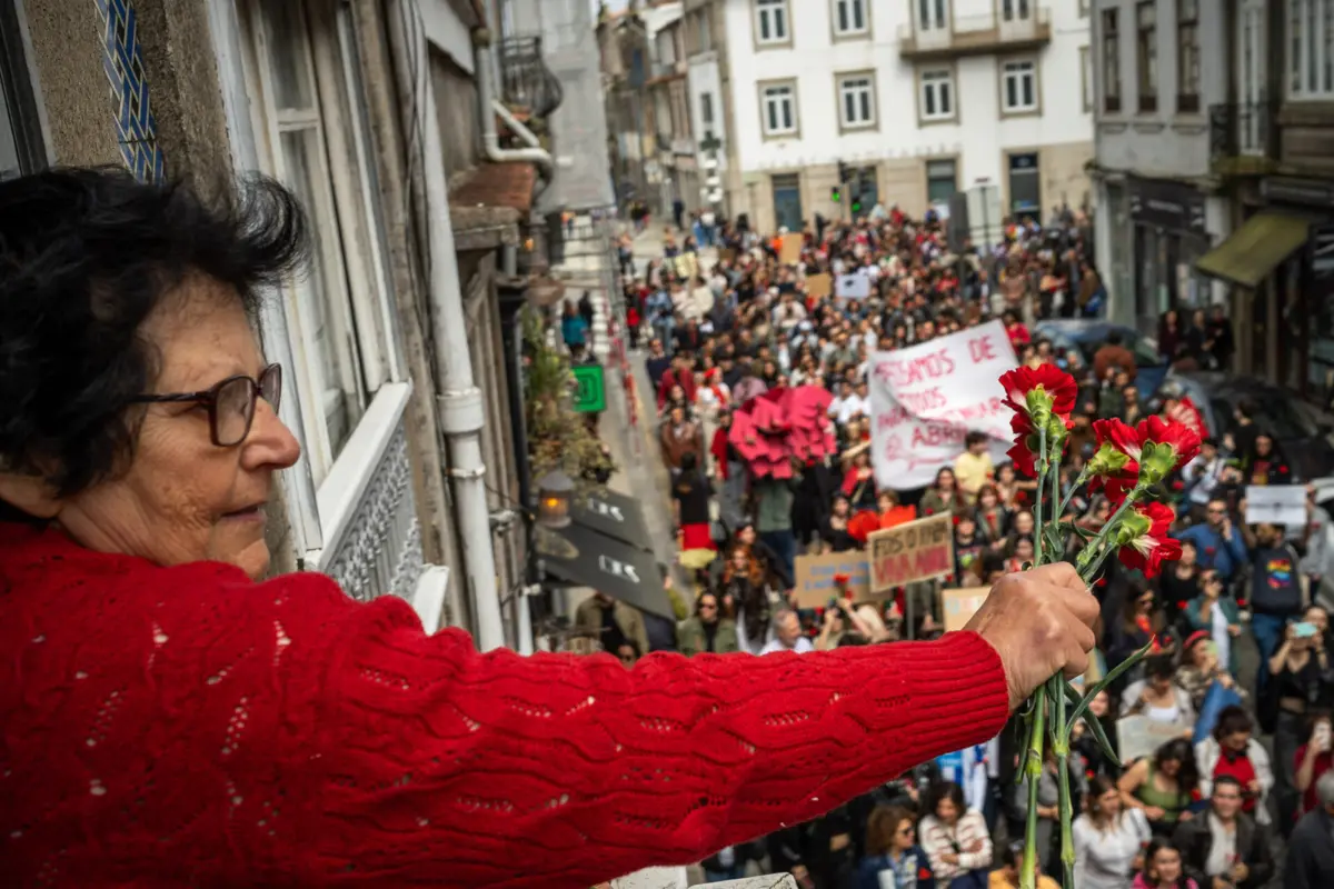 Milhares de pessoas celebraram o 25 de Abril nas ruas do Porto