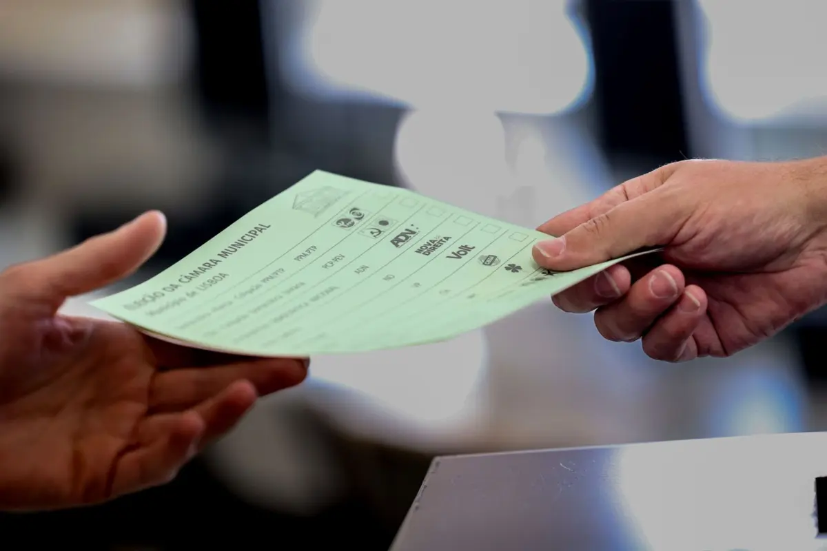 Boletim de voto para a Câmara Municipal de Lisboa, 12 de outubro de 2025. Decorrem este domingo as eleições autárquicas em Portugal onde mais de 9,3 milhões de eleitores podem votar. Os eleitores vão escolher os órgãos dirigentes das 308 Câmaras Municipais, 308 Assembleias Municipais e 3.221 Assembleias de Freguesia, pelo que há três boletins de voto. ANDRÉ KOSTERS/LUSA