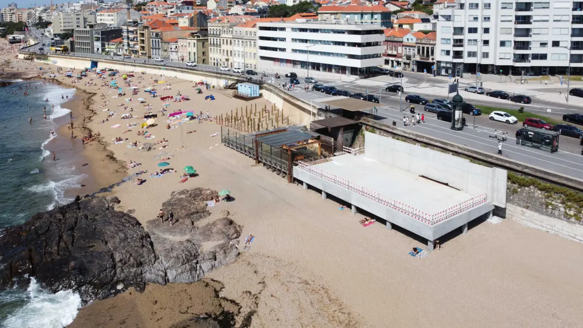 Imagem de contexto do artigo Promotor de estrutura na praia do Ourigo reclama indemnização de 1,7 milhões de euros